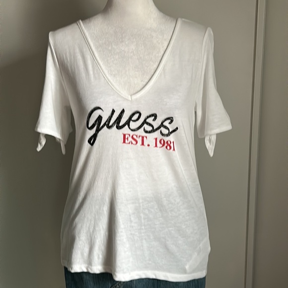 New GUESS Signature Logo White Split Tie Sleeve Cold Shoulder Tee Shirt - Picture 10 of 10
